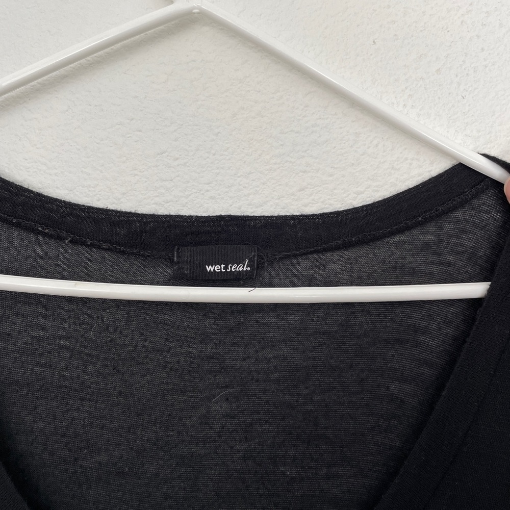 Black slouchy v-neck pocket t-shirt - Picture 4 of 5
